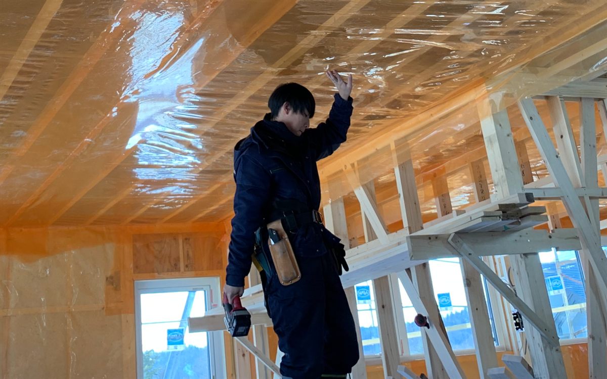大工時代、建築現場で作業する代表